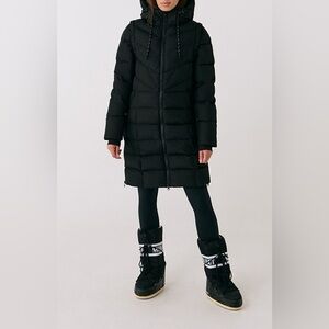 Berri 700 Fill Power Down Jacket with Removable Sleeves
Lole